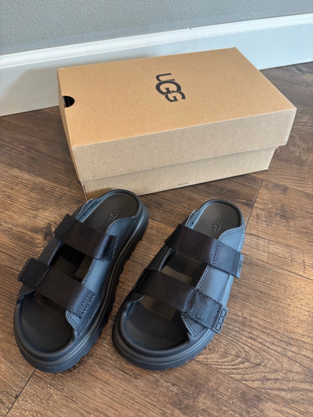 New UGG Kids Black GoldenGlow Slides Dual-Strap Sandals